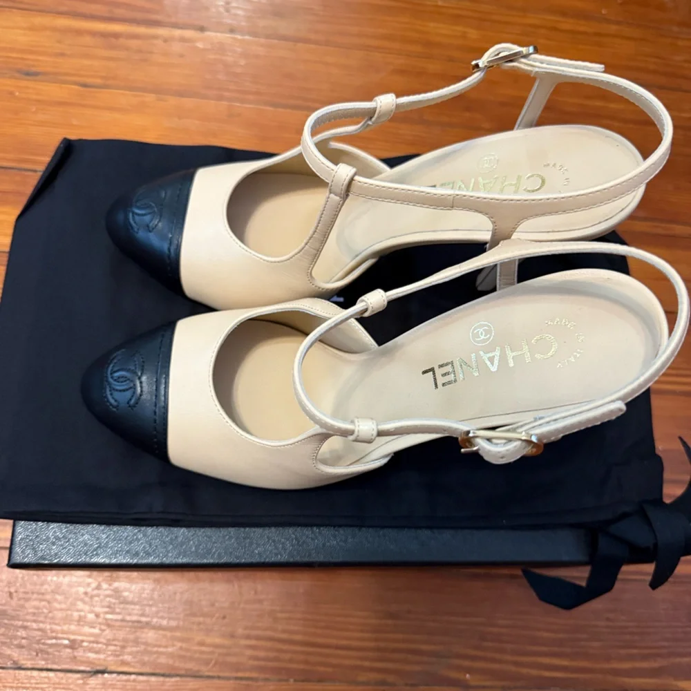 Authentic Classic CHANEL Two-Tone Beige and Black  Maryjane Heels size 40 - Picture 2 of 6